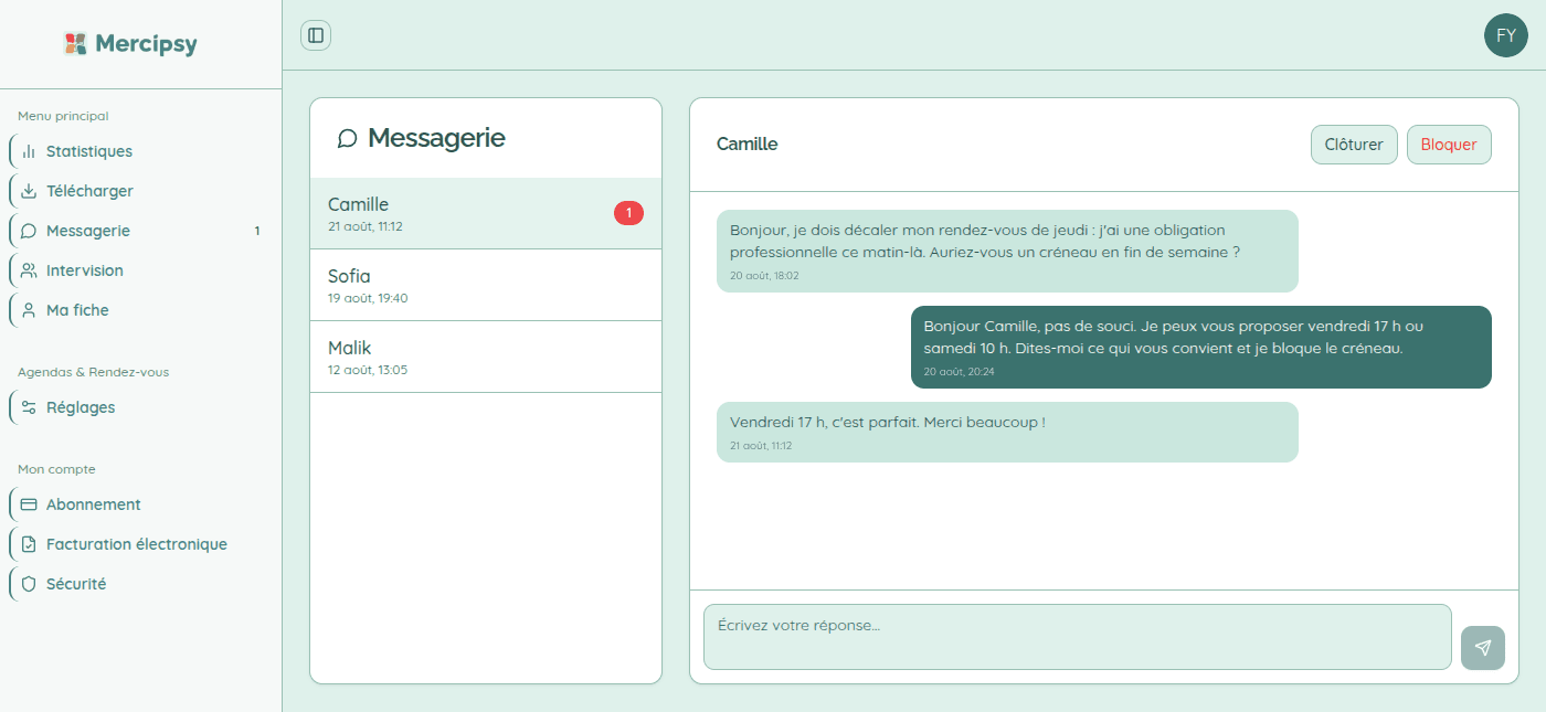 Messagerie Mercipsy : la liste des conversations à gauche, et à droite un échange entre la praticienne et une patiente au sujet du report d'un rendez-vous
